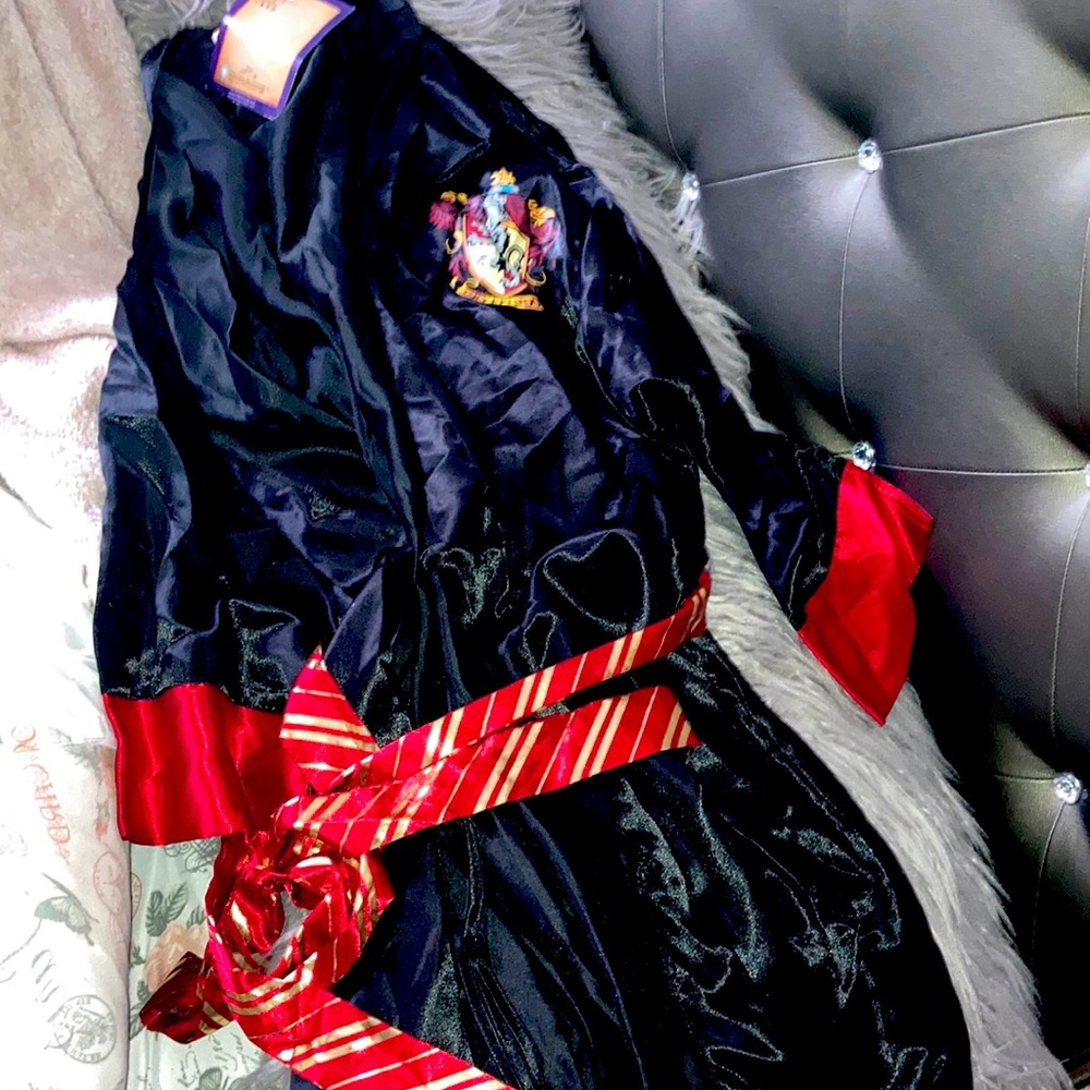 Grtffindor silk robe.